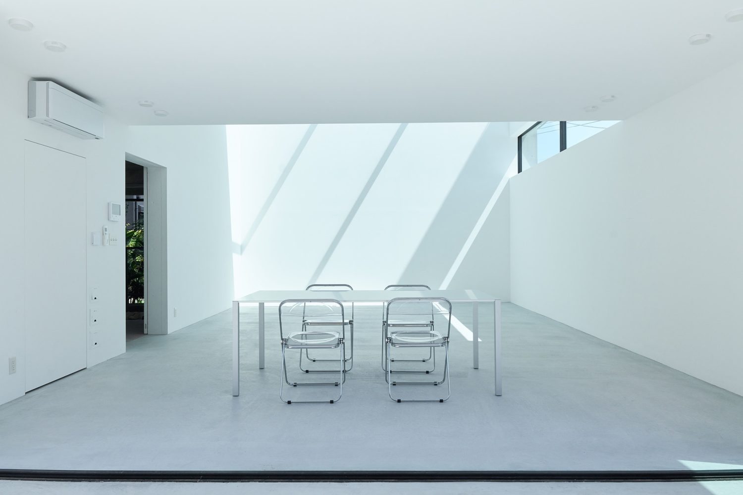 200cm✕90cmのアルミテーブル完備