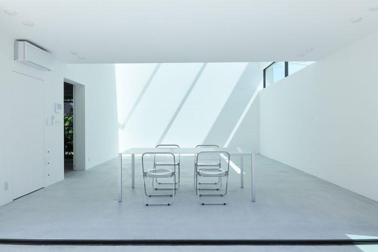 200cm✕90cmのアルミテーブル完備