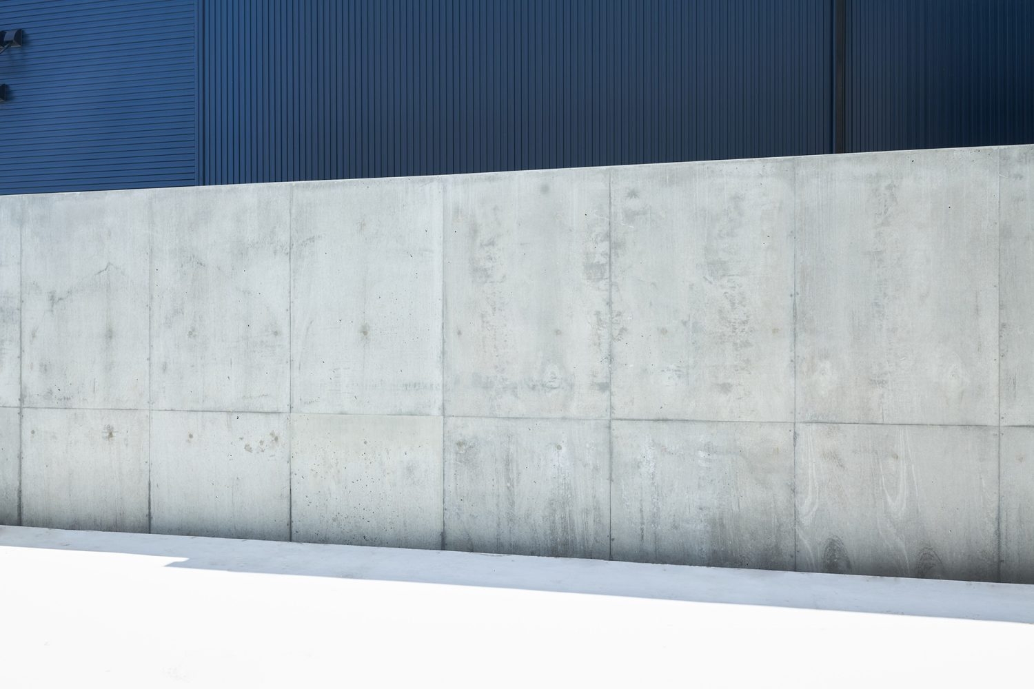 テラス南側のコンクリート壁での撮影も