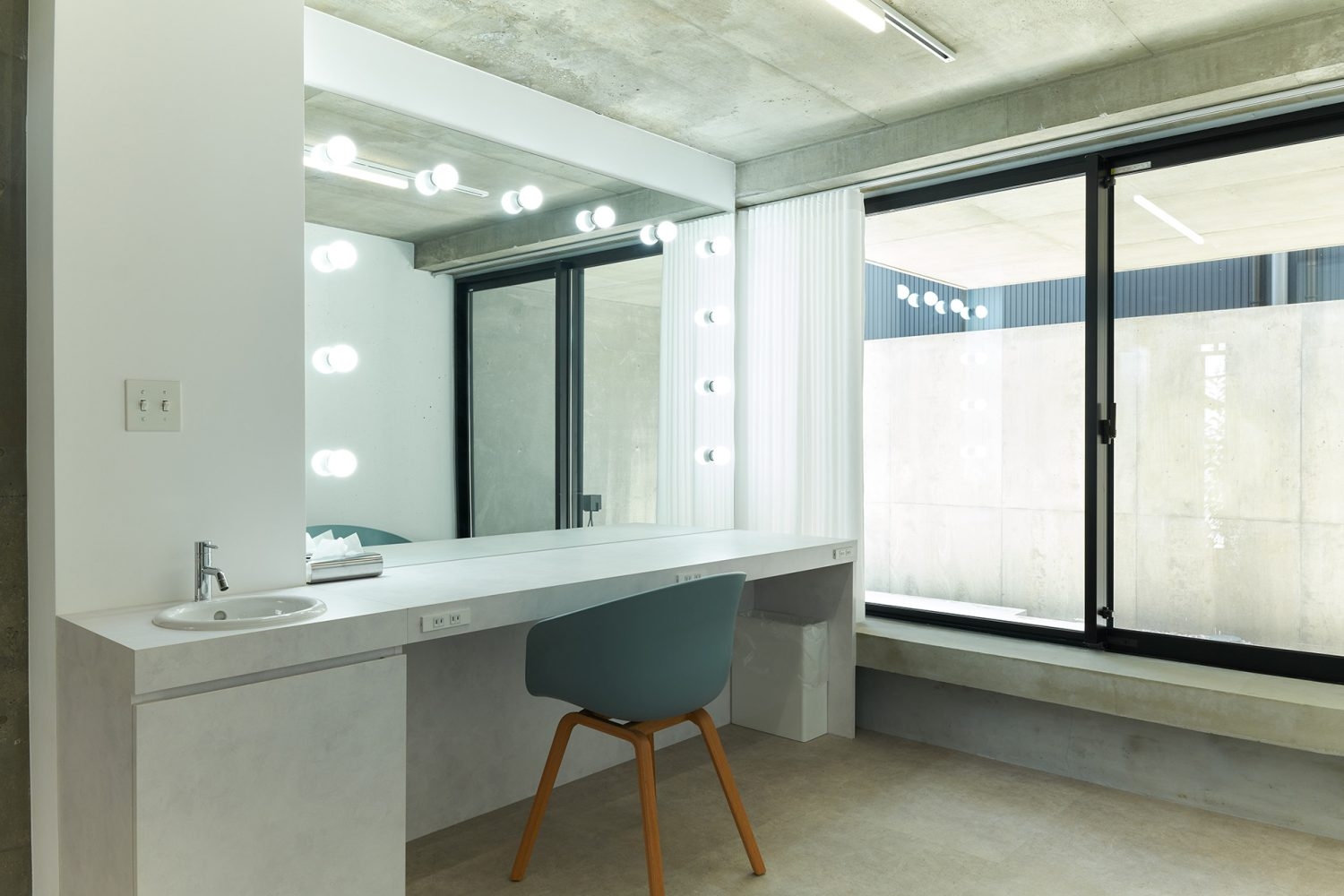 ゆったり明るいメイクルーム