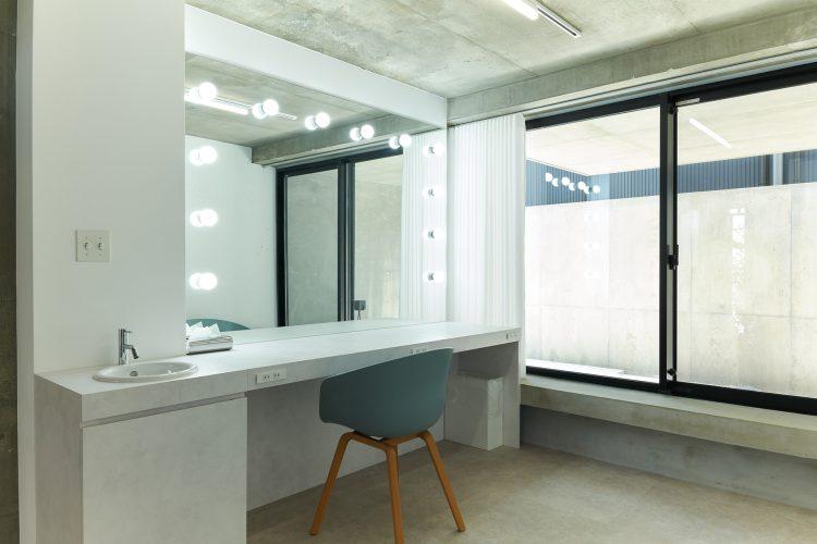 ゆったり明るいメイクルーム