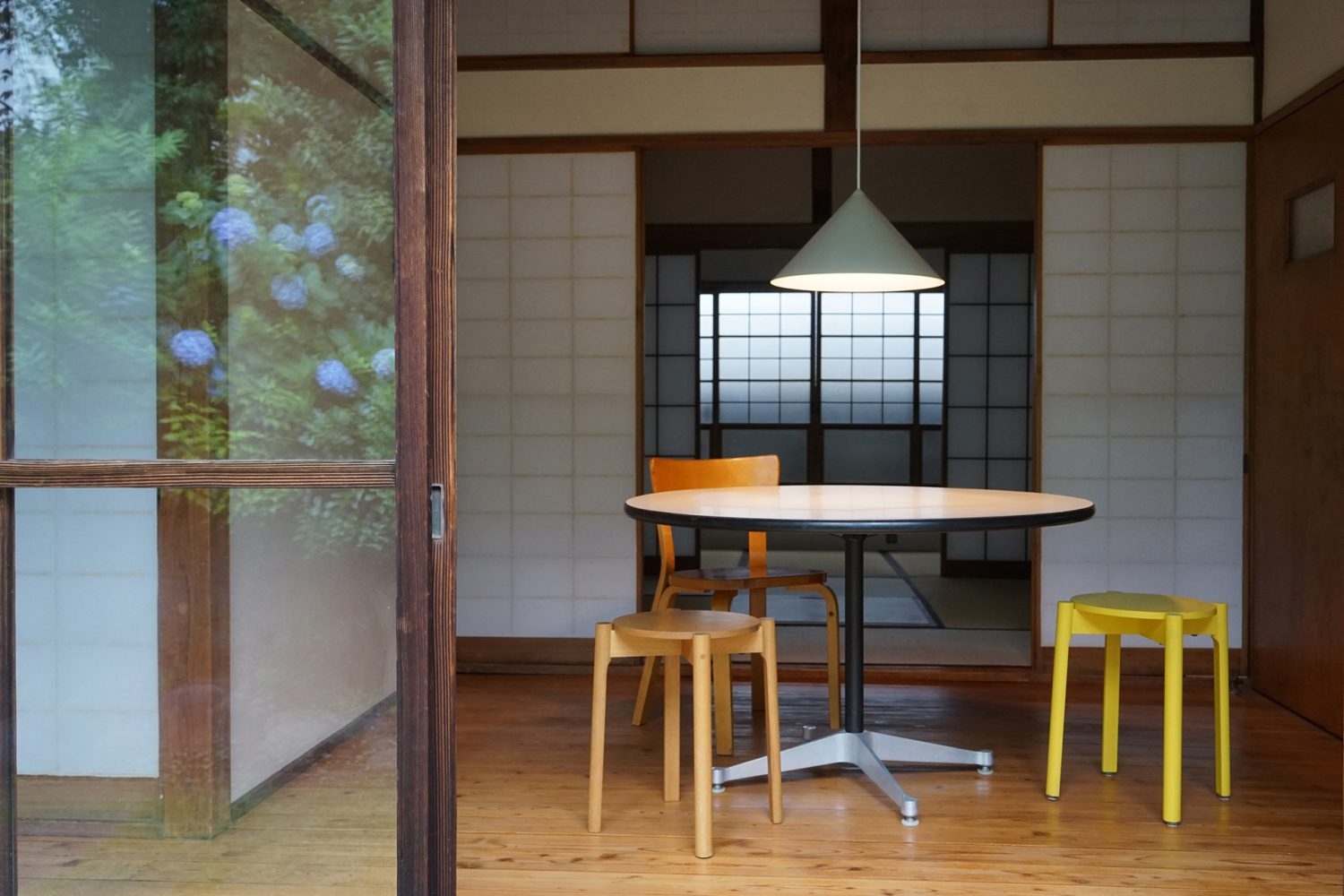 庭から見た広縁