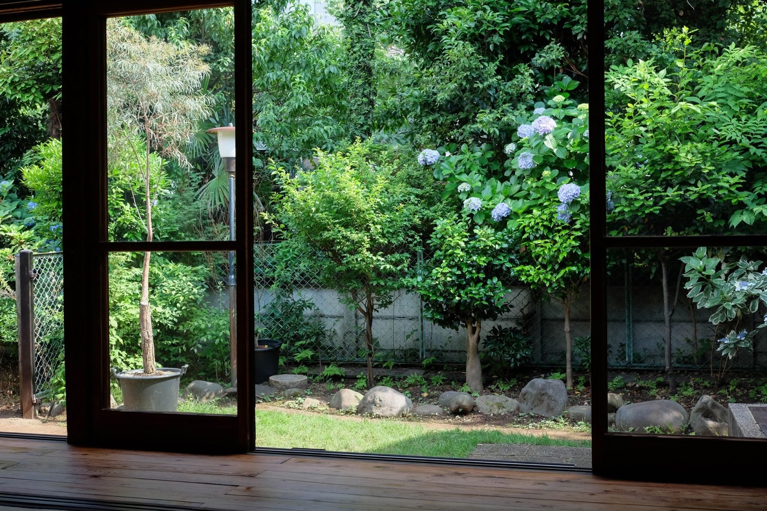 季節ごとに変化する庭の景色