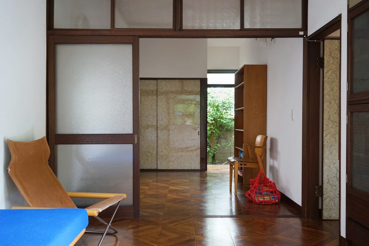 ガラスの3枚戸で仕切れるパーケットフローリングの洋室