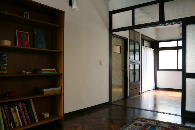 小物のある本棚は物撮りにも