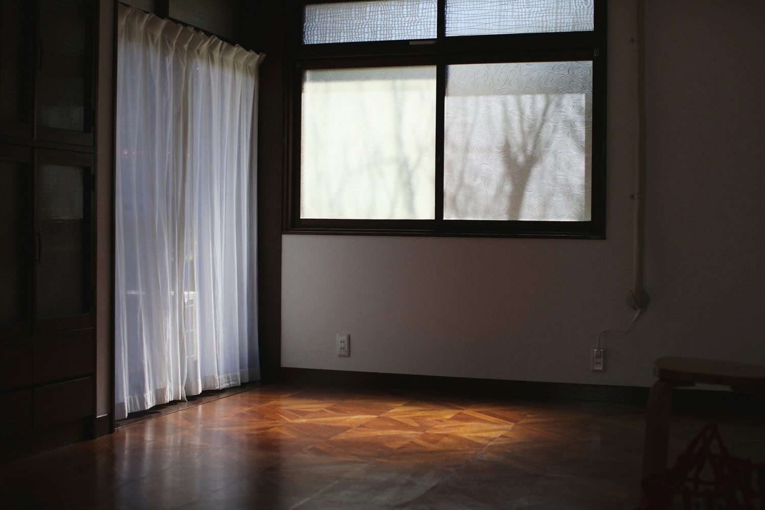 洋室に入る表情のある光