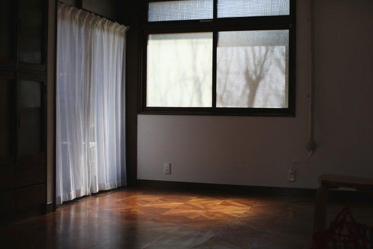 洋室に入る表情のある光