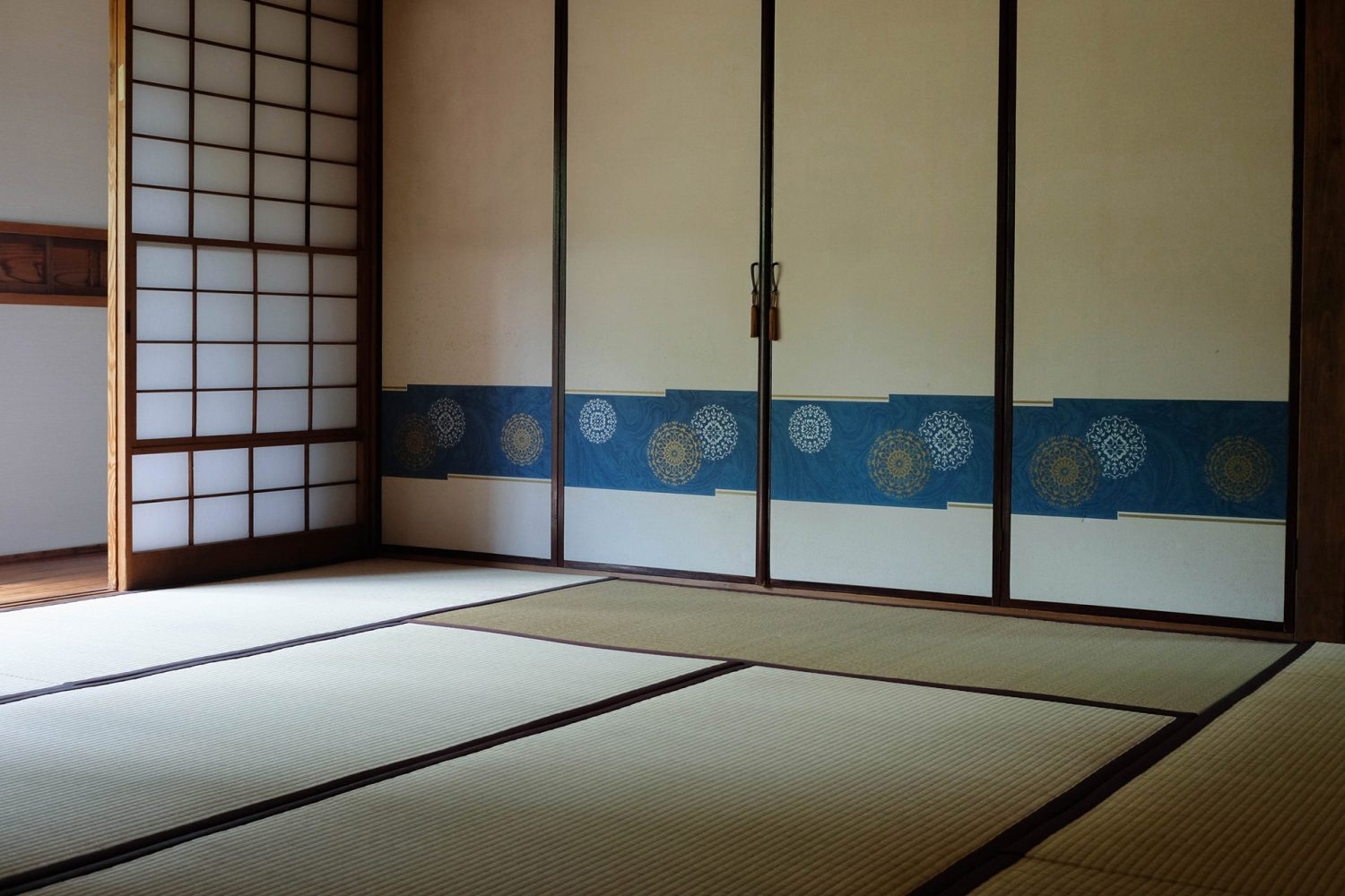 和室に入るやわらかな光