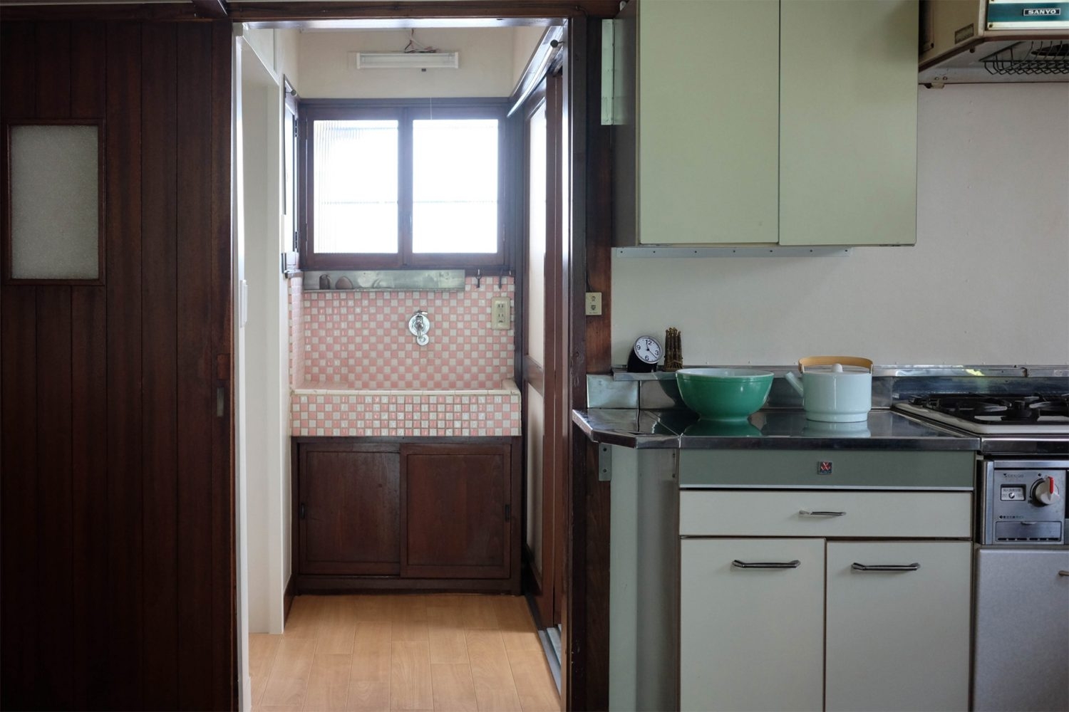 キッチンから洗面所