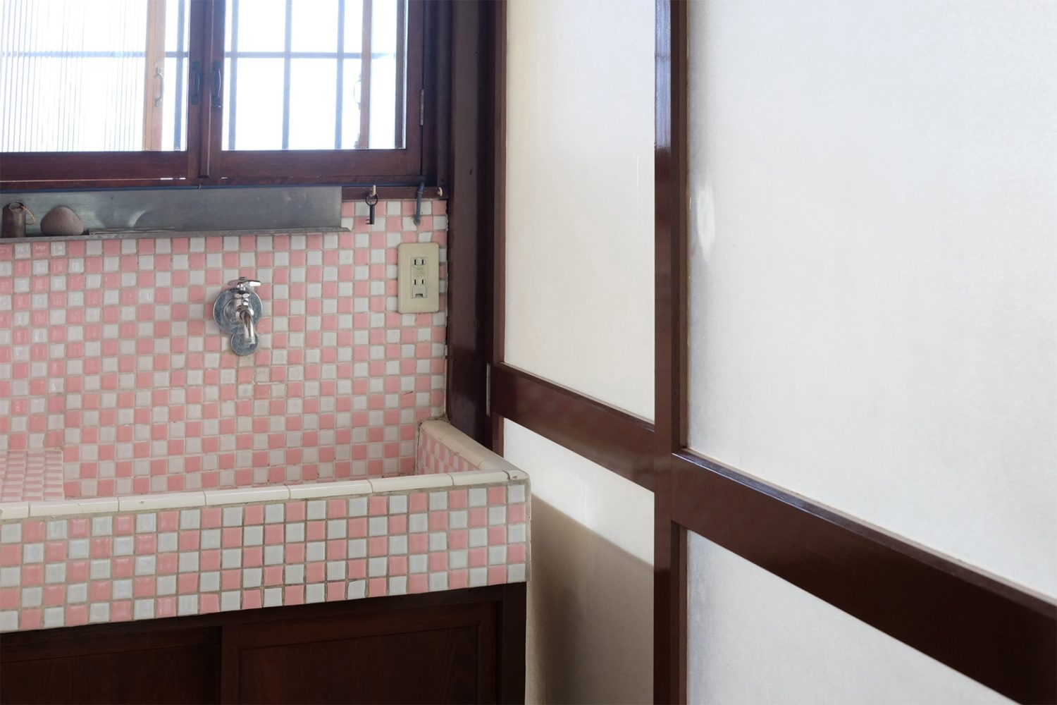 タイルが可愛いらしい洗面台