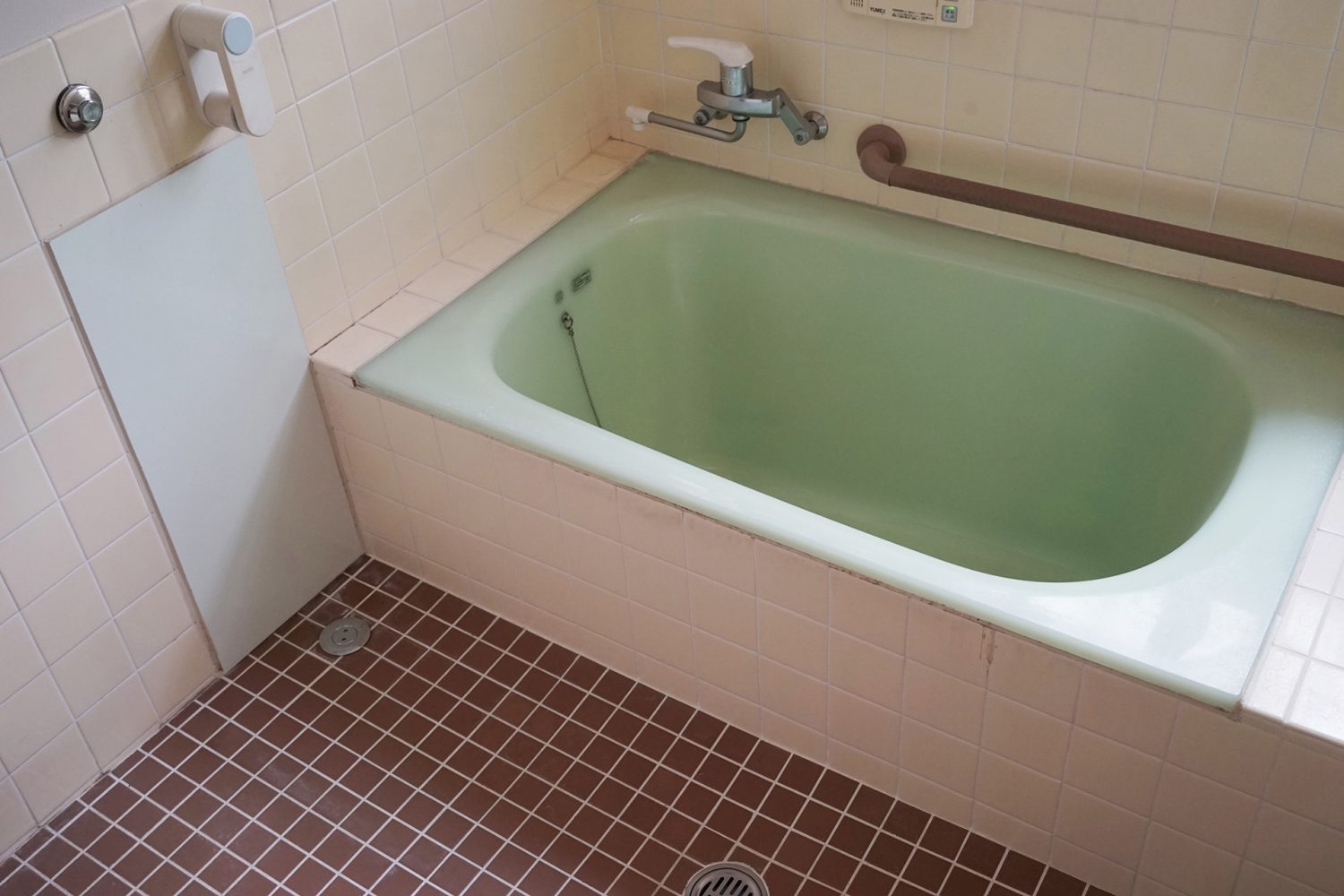 ミントグリーンのバスタブ