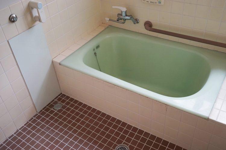 ミントグリーンのバスタブ