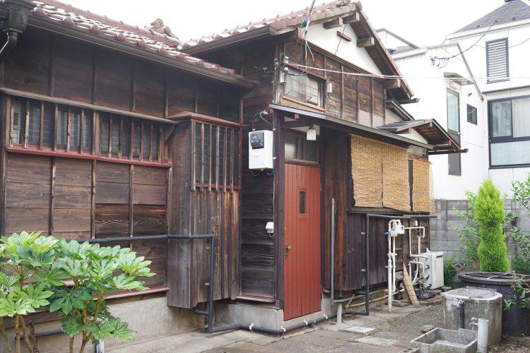 板張りの外壁とレトロな勝手口