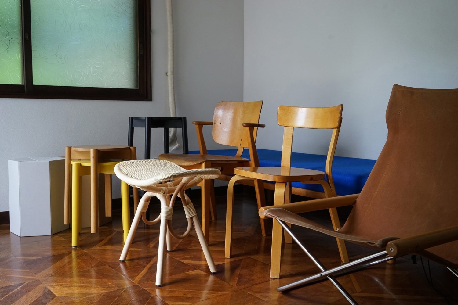 低めの丸テーブルや長机、布団などのプロップも豊富