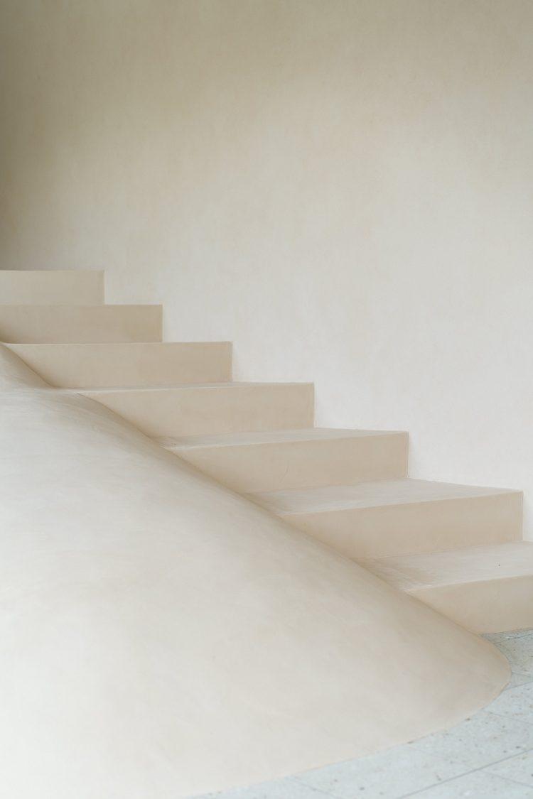 landscape / 壁面と同素材のベージュの階段