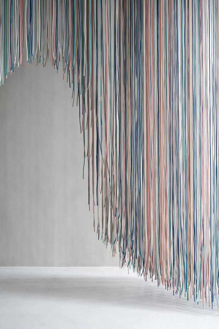 nest / 天井から吊るされた色とりどりのコードが印象的