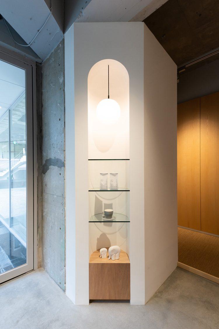 カフェ / 壁面の棚を使用して商品撮影も