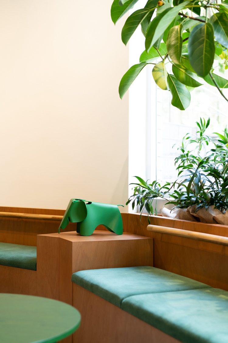 カフェ / イームズエレファントがアクセント