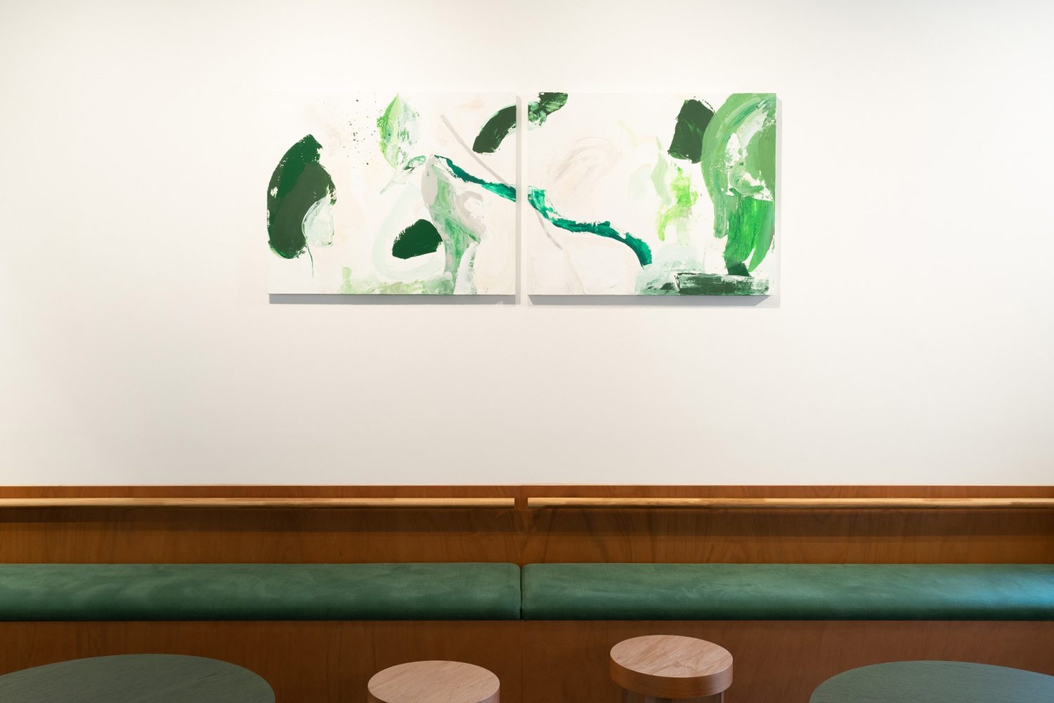 カフェ / 壁面のアートにも統一感