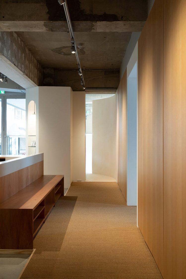 カフェからオフィスへ向かう通路