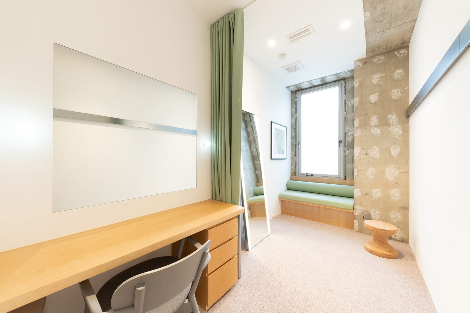 メイクルーム / フィッティングスペースにはベンチソファも