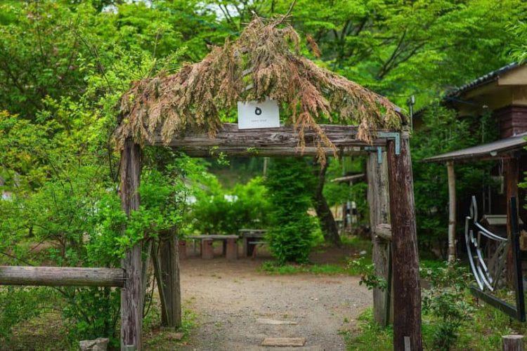 木で組まれたエントランス / 夏