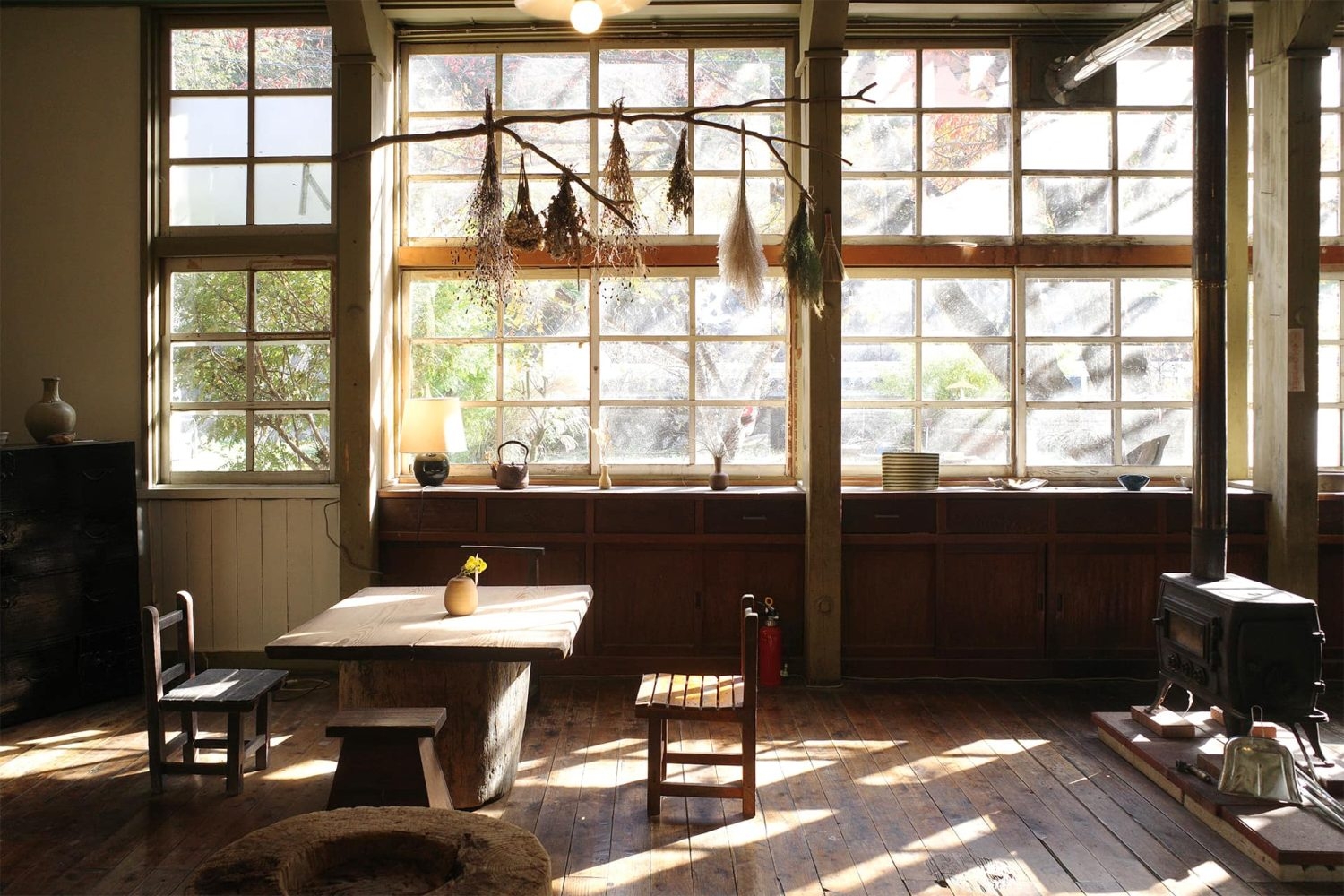 やさしい光が差し込む教室