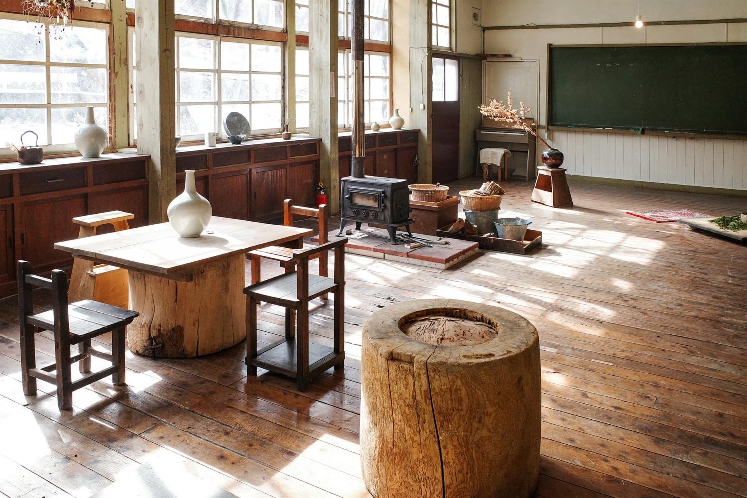教室の中央には使用可能な暖炉