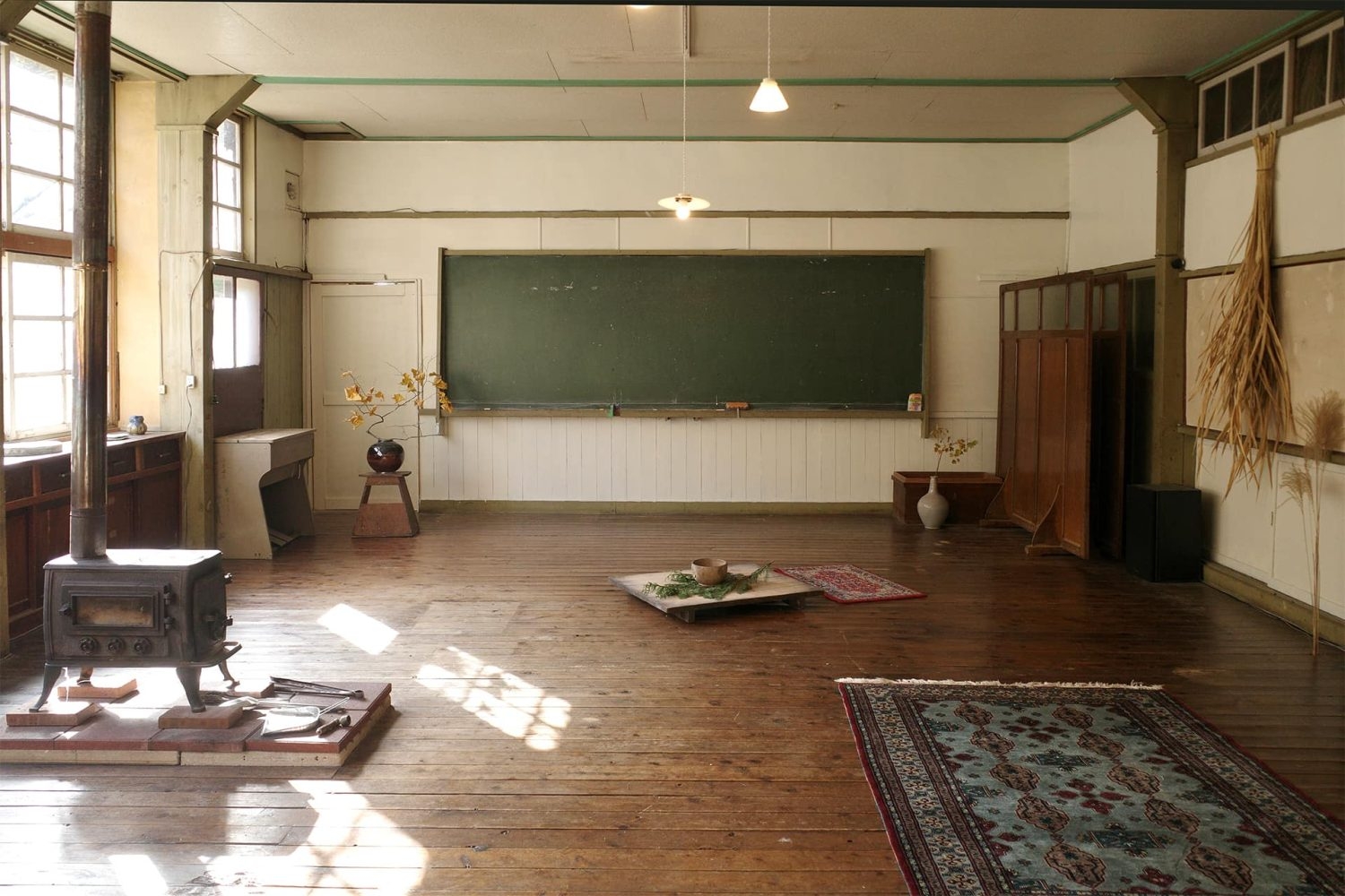 実際に使われていた黒板があり学校シーンの撮影が可能