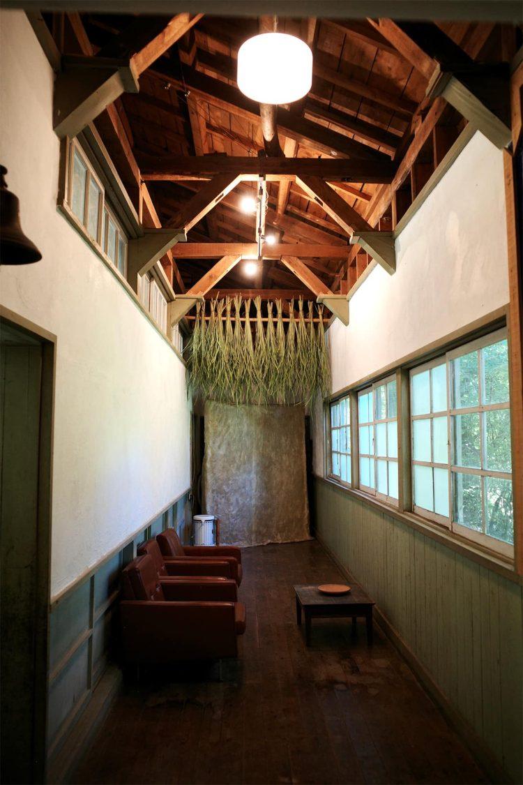 梁や木サッシなどから風情が感じられる廊下
