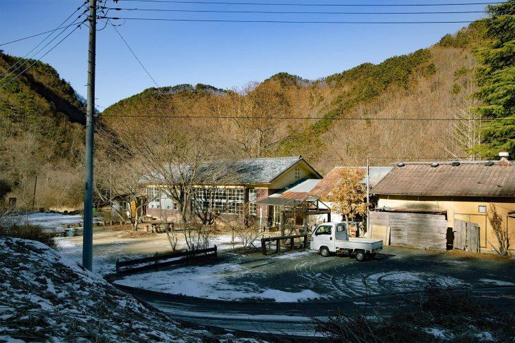 雪がある状態の校庭 / 冬