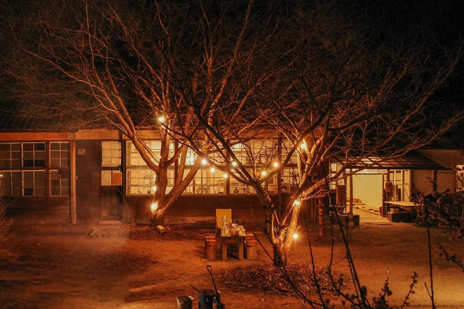 夜の校庭でミュージックビデオなどの撮影もおすすめ