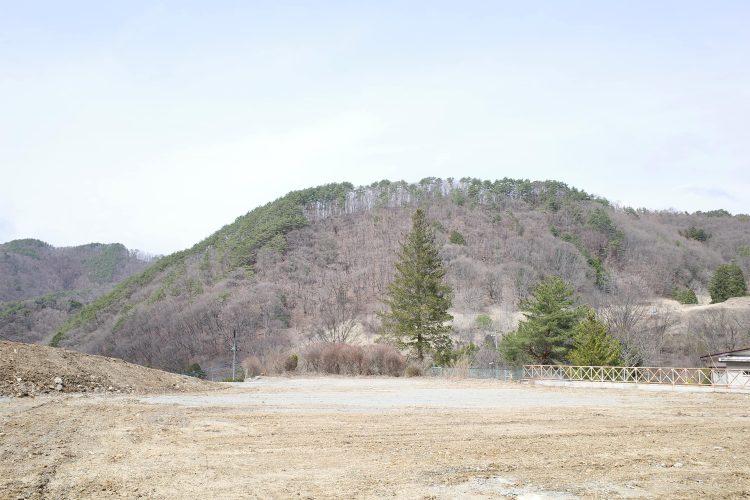 近隣ロケ地:枯れた状態の山々 / 冬