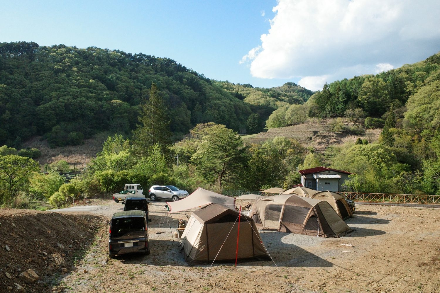 オプション:キャンプ用品 / 駐車場にテントを張れます