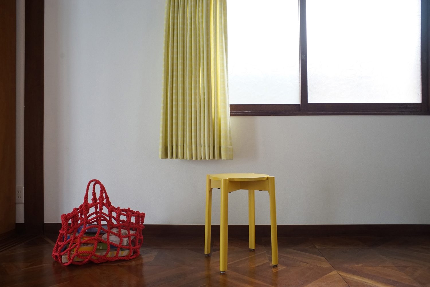 黄色いカーテンや赤の差し色も