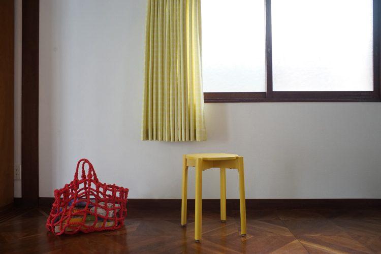 黄色いカーテンや赤の差し色も