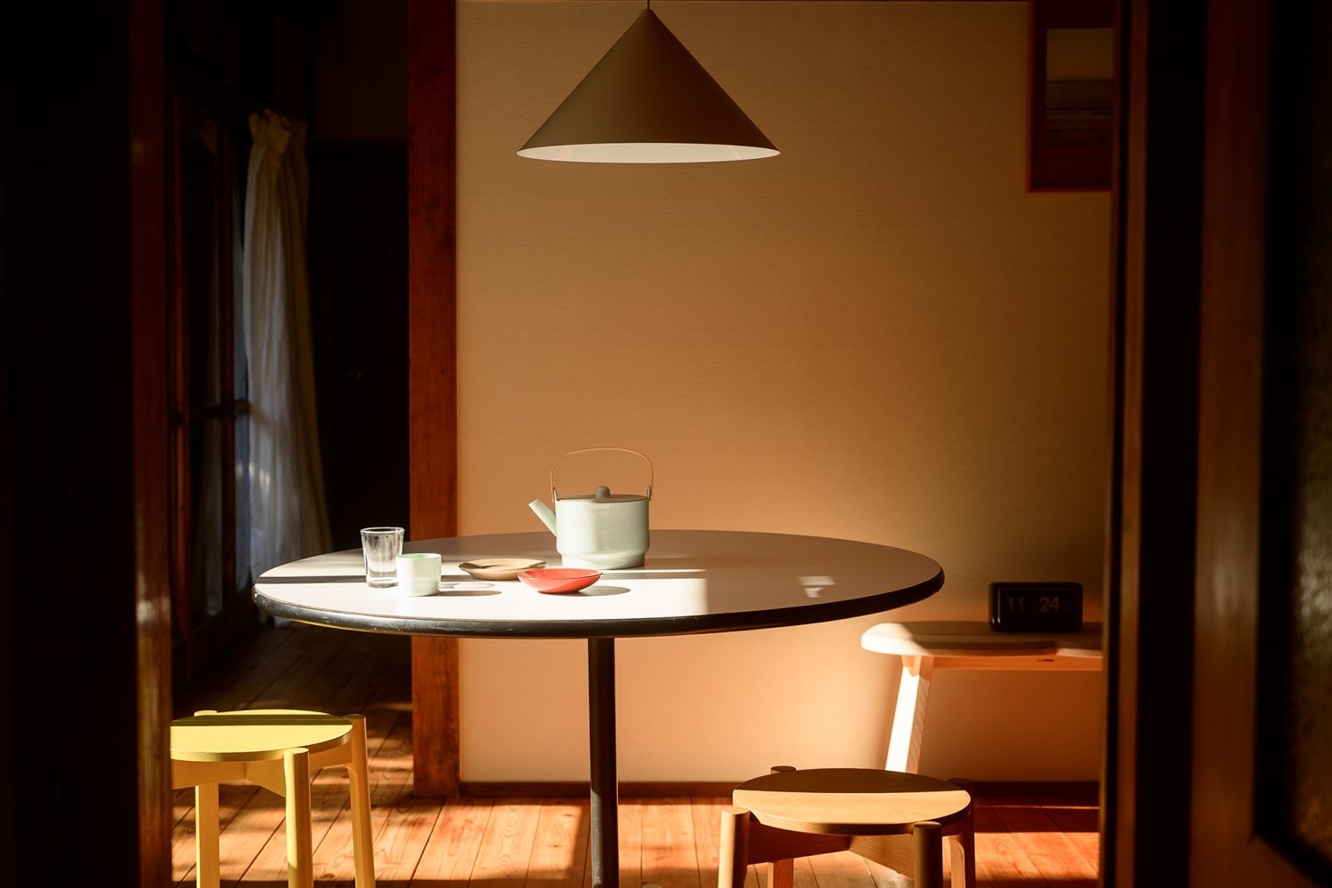 丸テーブルでお茶を飲んだり、談笑したり