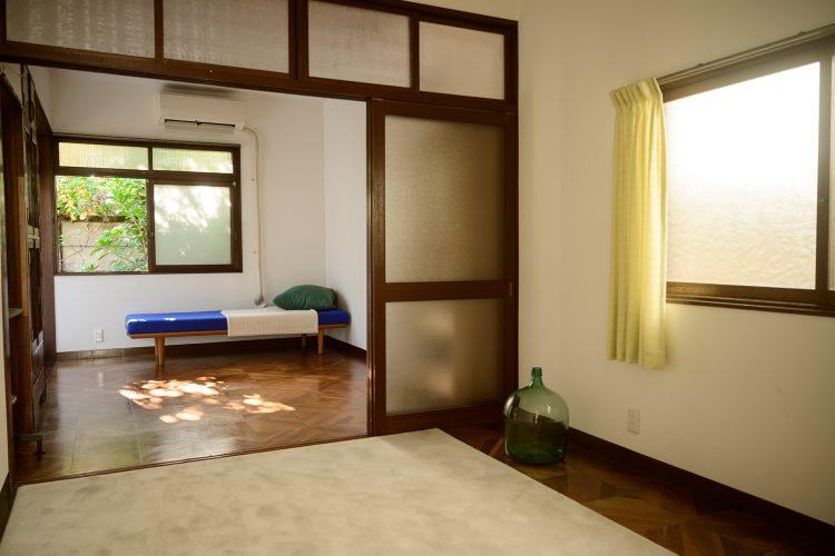 二部屋部屋続きの洋室。一部屋には絨毯を