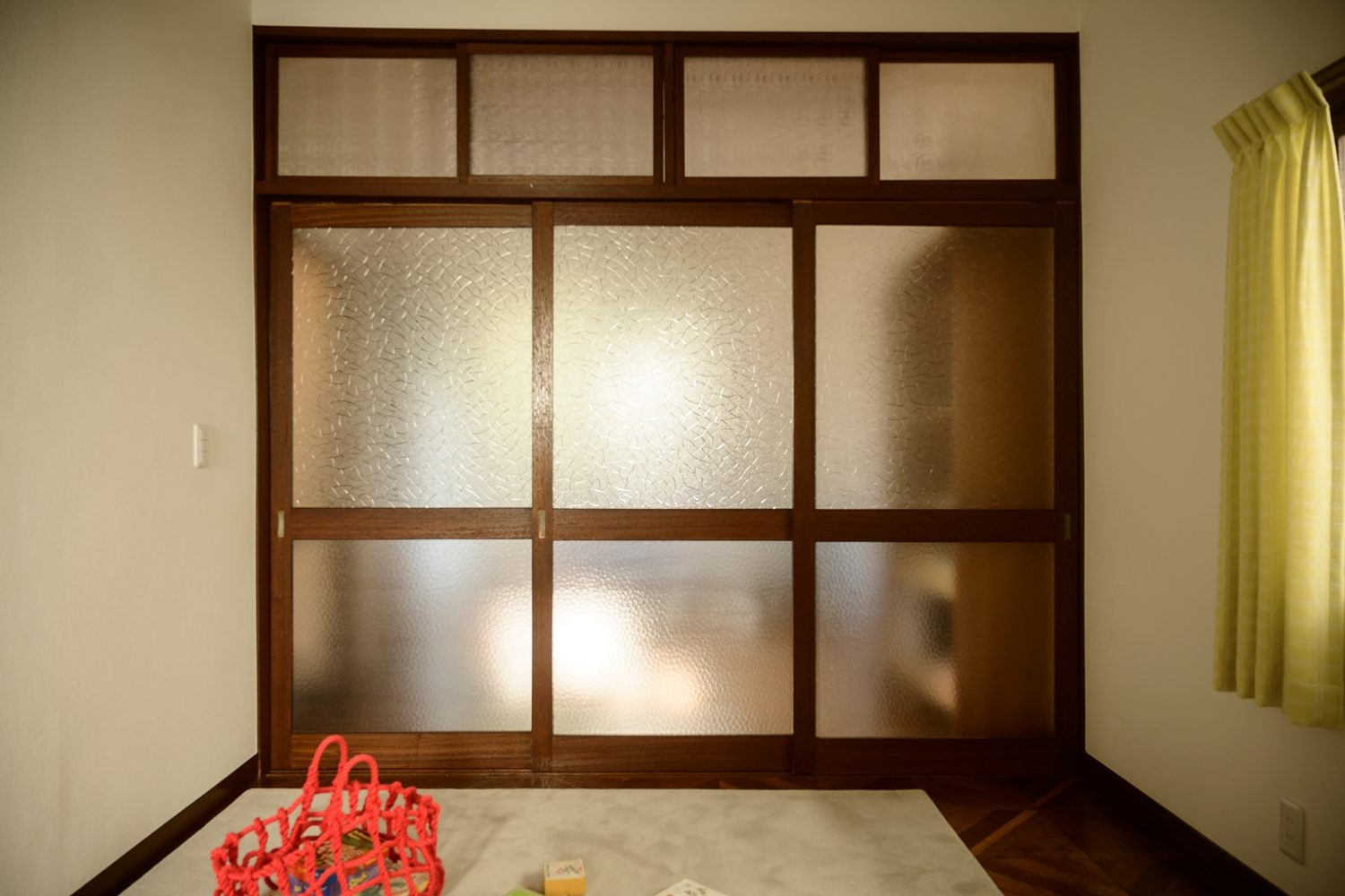 洋室同士を仕切るガラス戸にも表情が