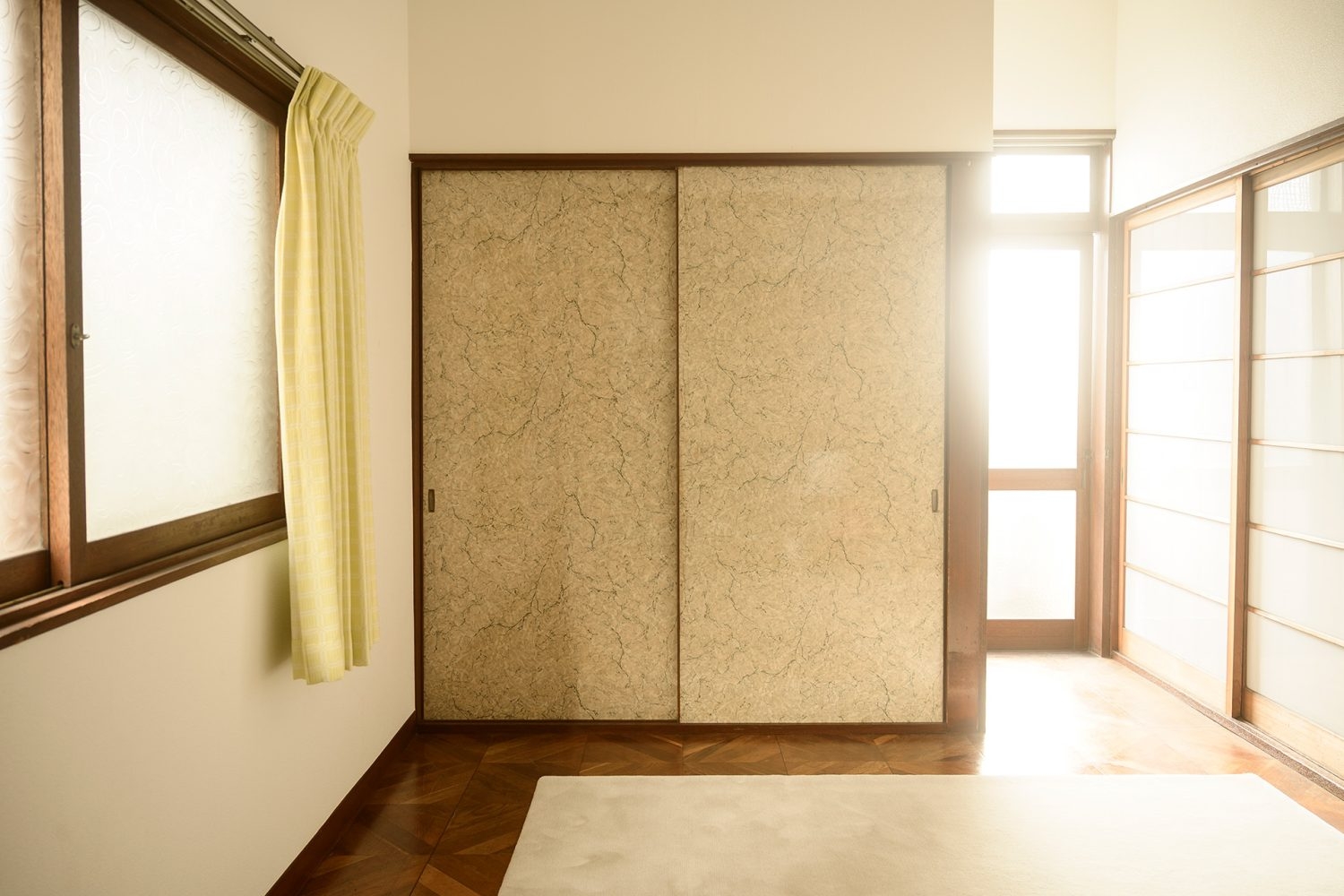 珍しい大理石模様の扉も絵になります