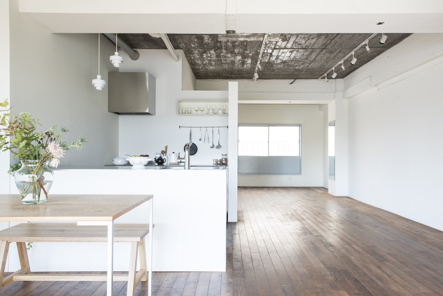 白壁とくるみ材の床