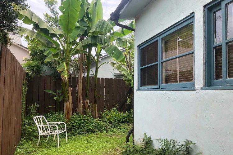 玄関前よりパティオをのぞむ