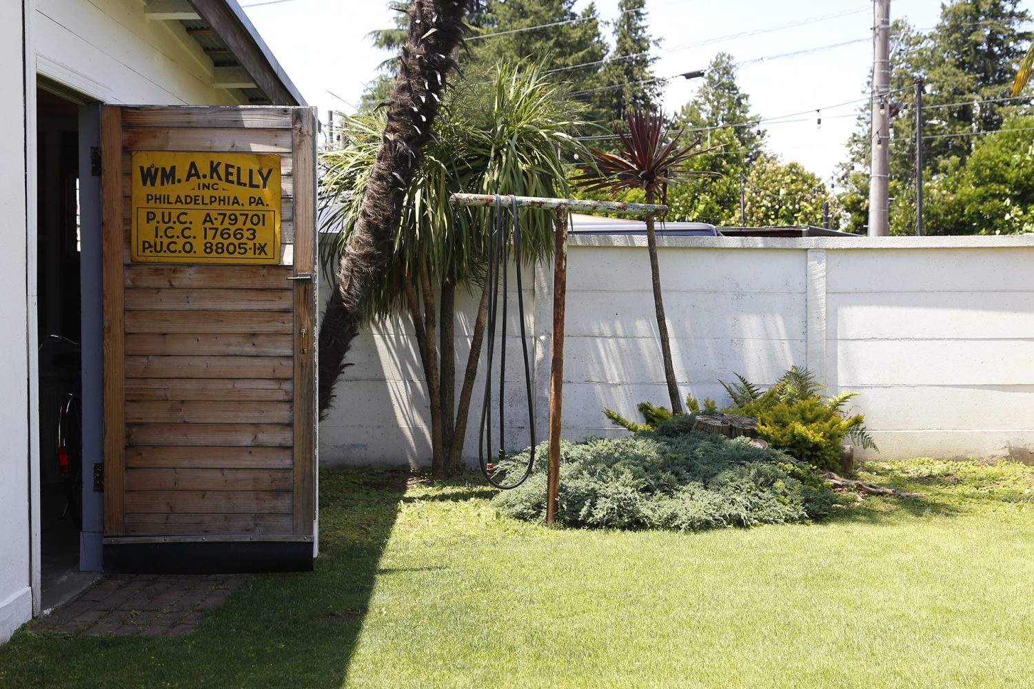 ガレージドア 芝と植栽