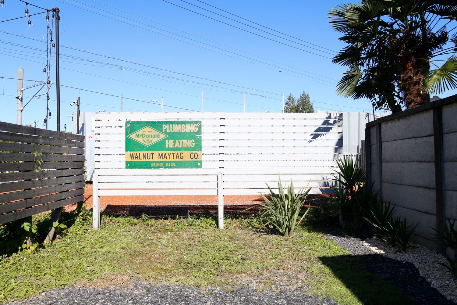 駐車スペース 植栽とサイン