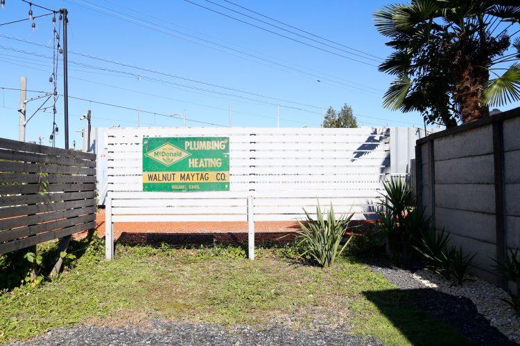 駐車スペース 植栽とサイン