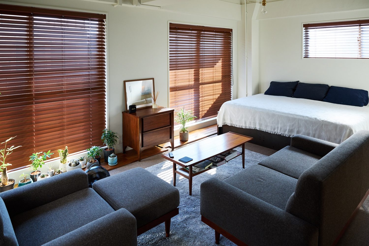 5F 奥にはセミダブルのベッドが