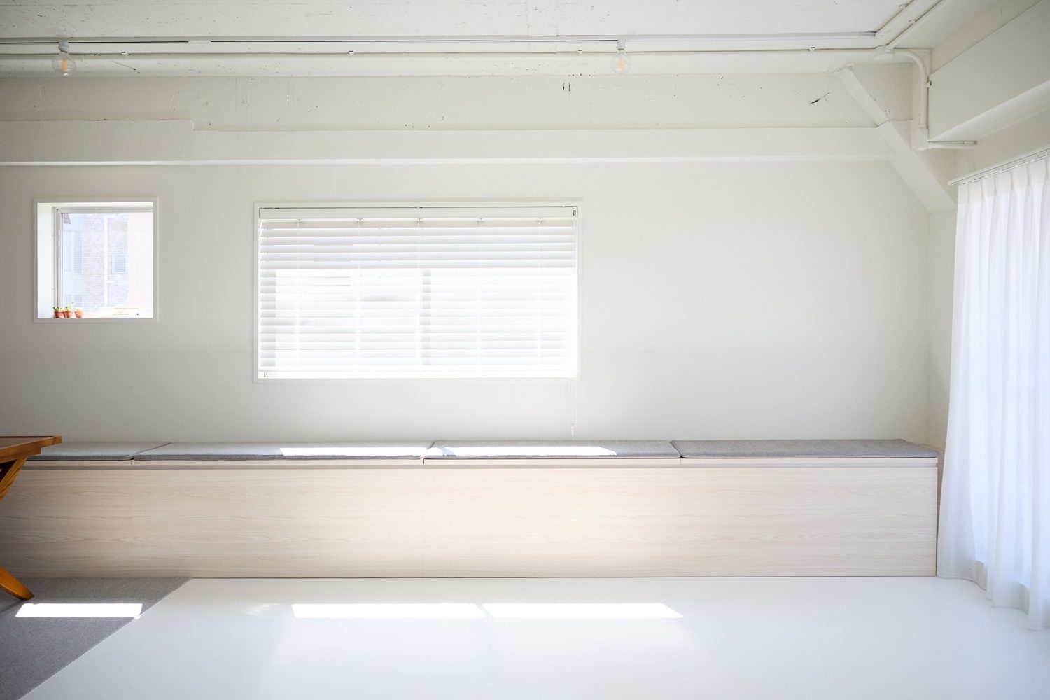 6F 窓際ベンチに腰掛けて撮影も