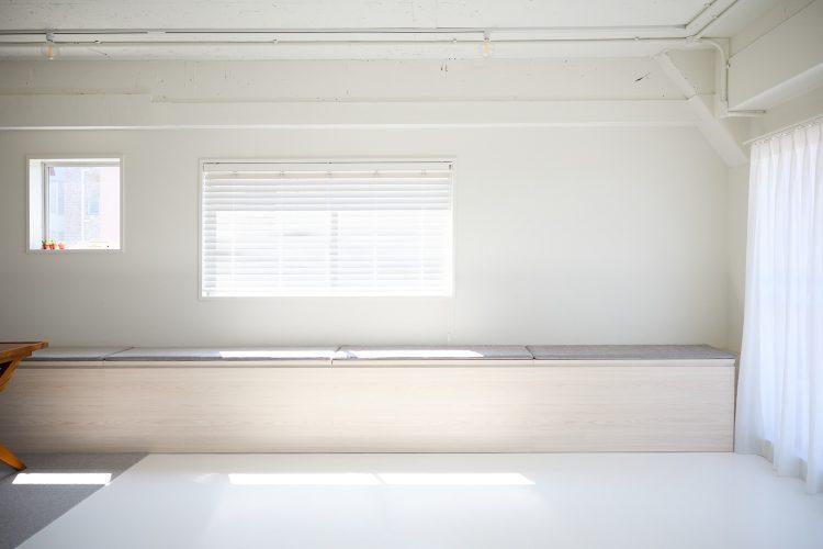 6F 窓際ベンチに腰掛けて撮影も