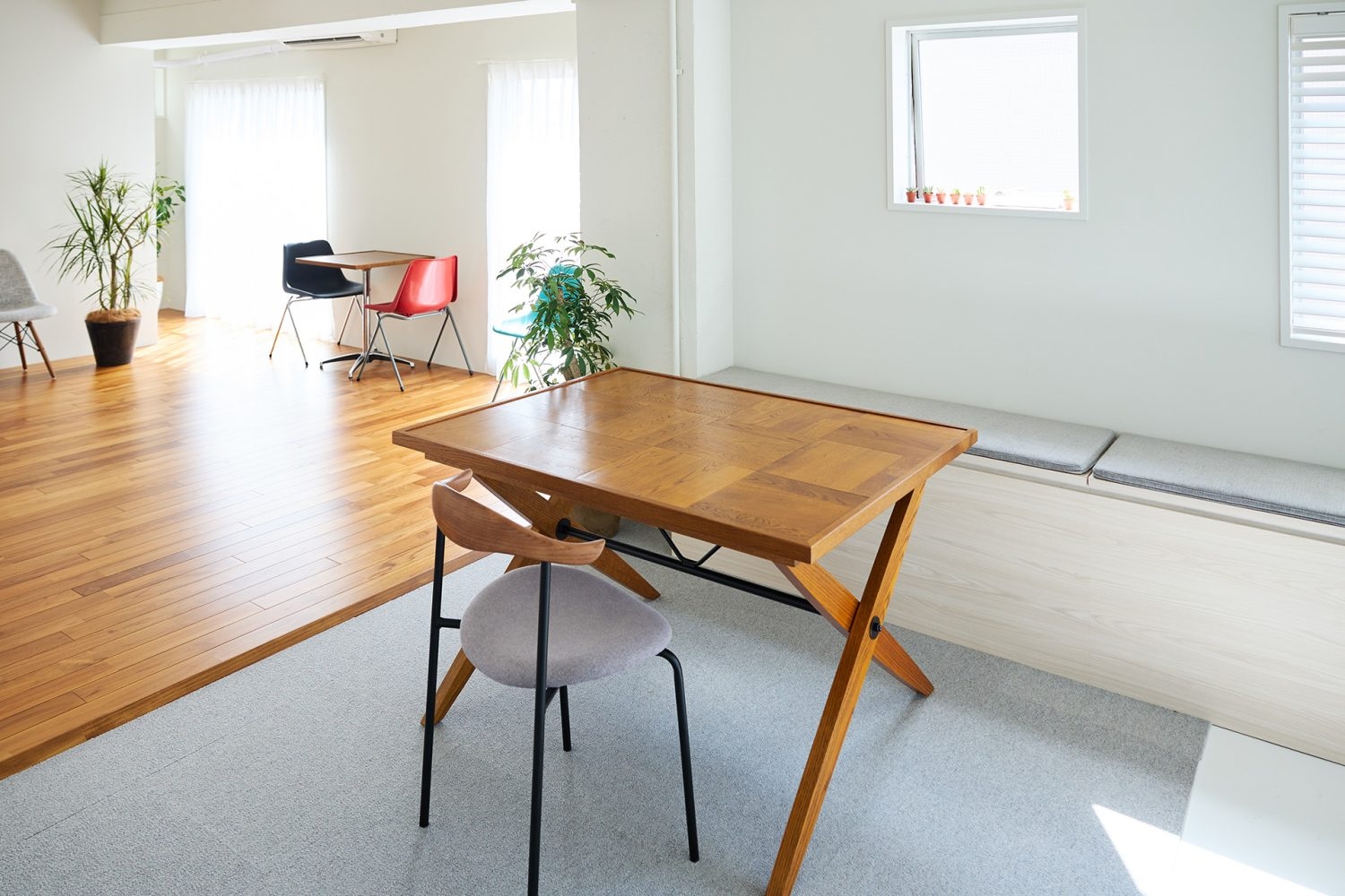 6F 移動可能なテーブルと椅子