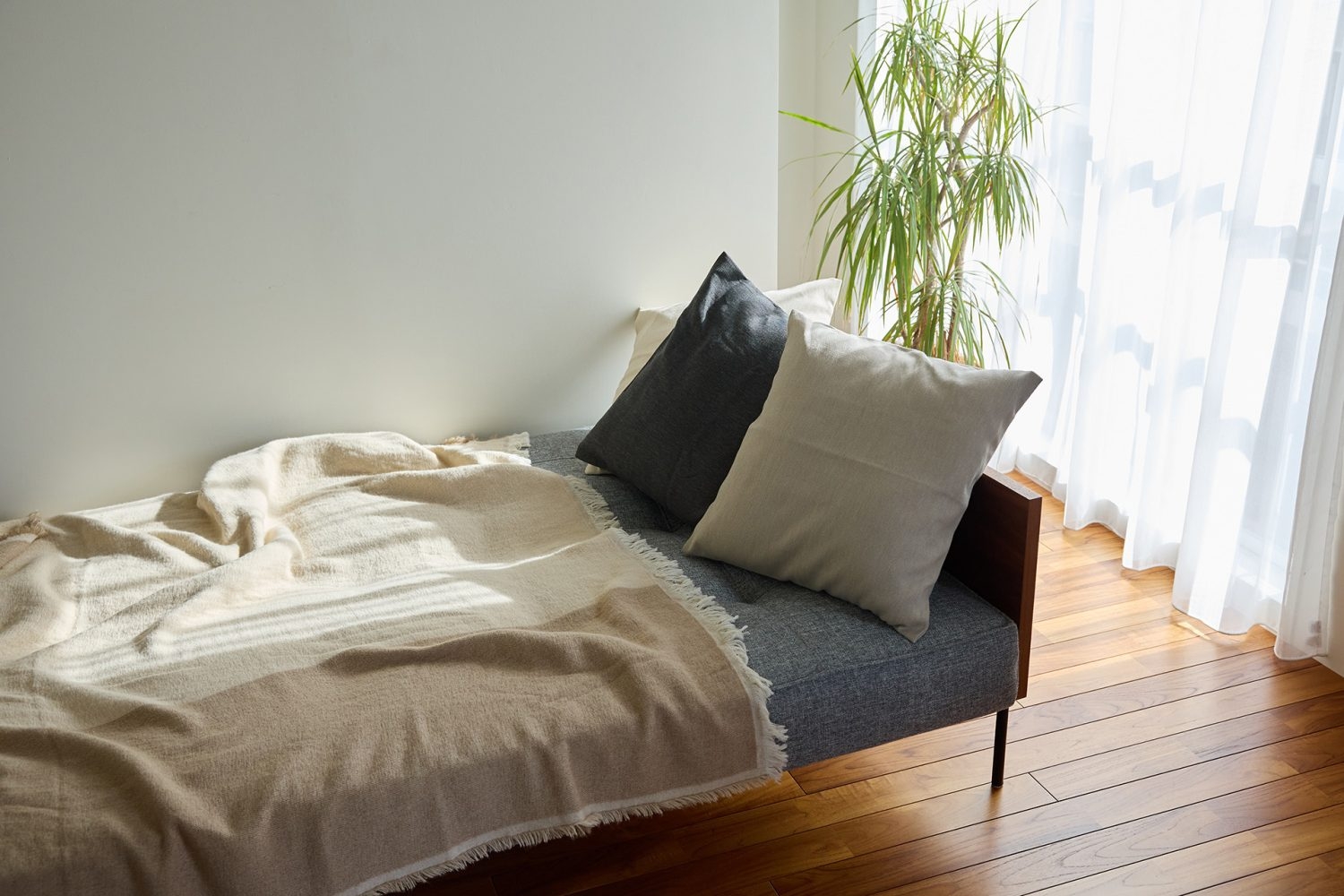 6F ソファはベッドにも組み替え可能